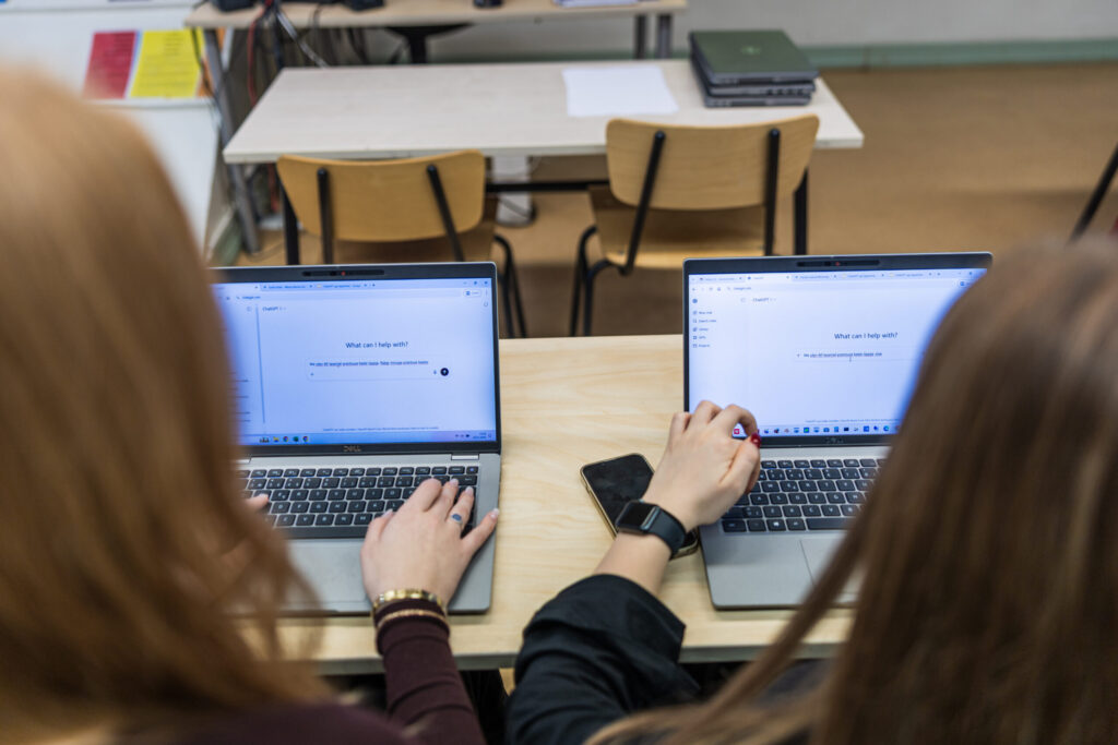 REPORTAAŽ | Pilguheit TI-Hüppe tundi. „Sama mis tööõpetuses – sa pead olema sae peremees, mitte vastupidi“