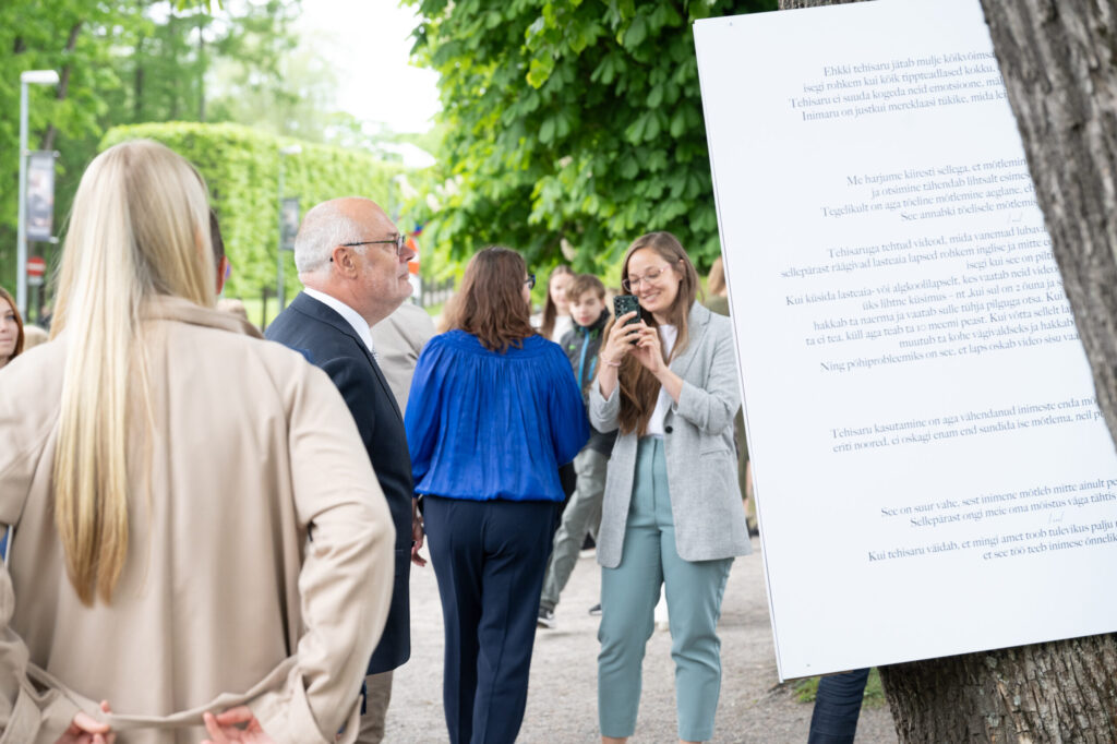President Karis avas kooliõpilastega nende mõtetest välinäituse „Milleks meile (tehis)aru?“